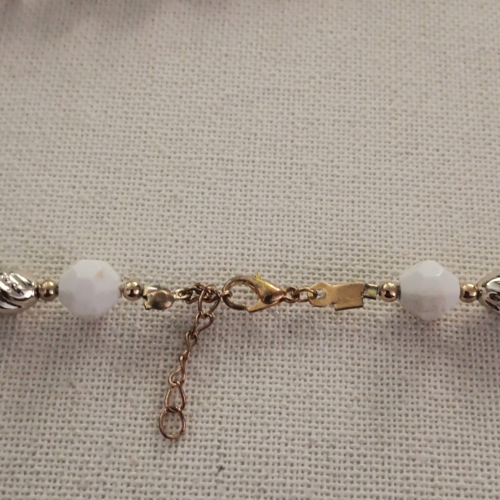 White and gold tone necklace